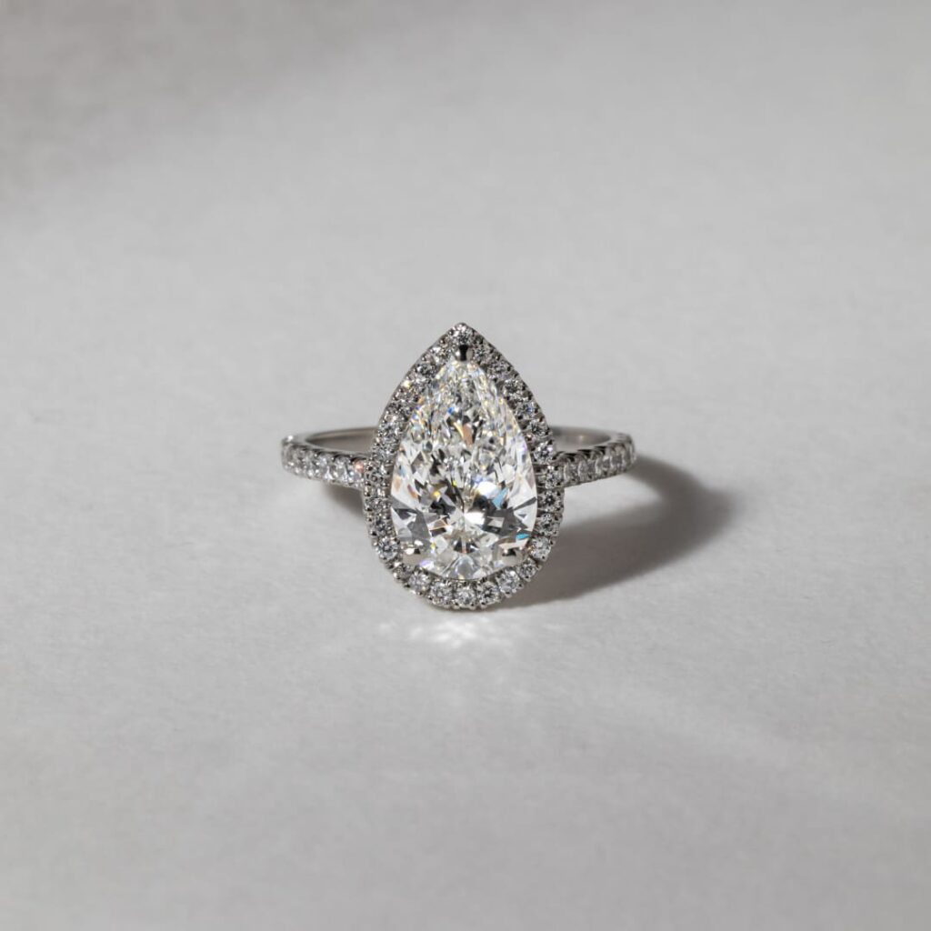 The Splendour of a 3 Carat Lab Diamond Engagement Ring